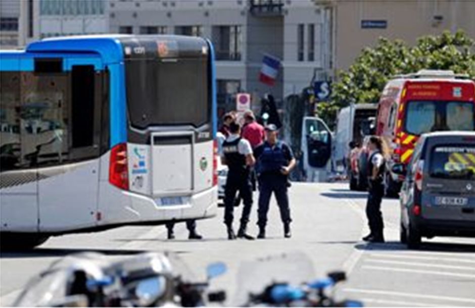 Γαλλία: Αυτοκίνητο έπεσε πάνω σε στάσεις λεωφορείων στη Μασσαλία